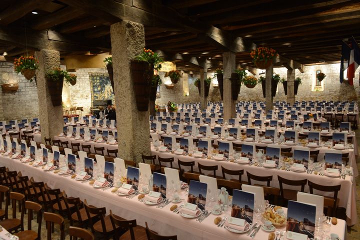 Grand cellier avec plus de 500 couverts. Grand cellier avec plus de 500 couverts.