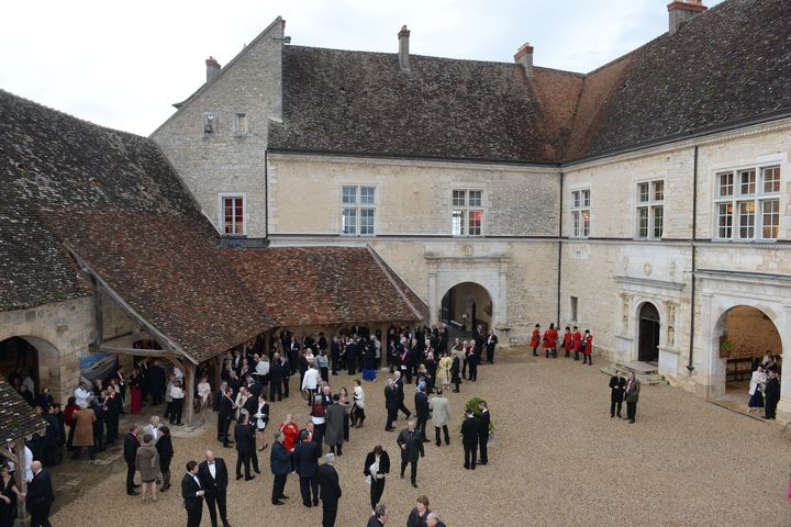 Cour du Château du Clos de Vougeot pendant l'apéritif. Cour du Château du Clos de Vougeot pendant l'apéritif.